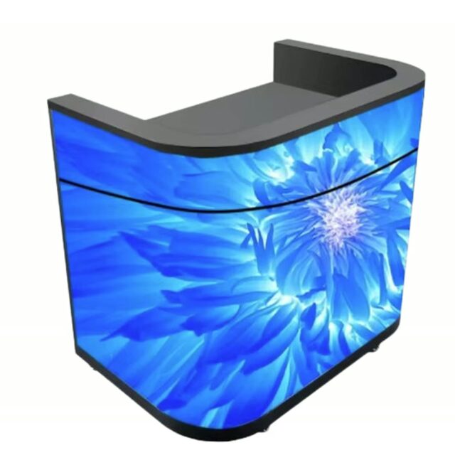 Οθόνη digital signage σε DJ booth, εγκατάσταση για εκδηλώσεις Krispy