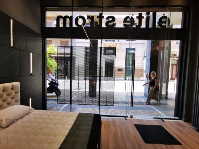 Εγκατάσταση digital signage -Elite Strom kolonaki transparent screen