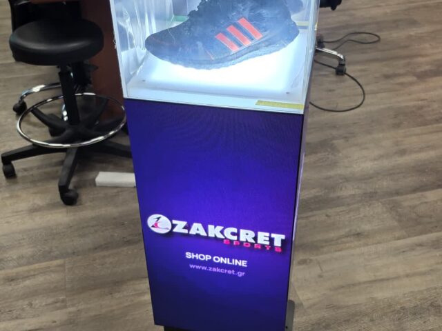 Εγκατάσταση digital signage -Foot locker shoe pedestal by Kotsovolos team