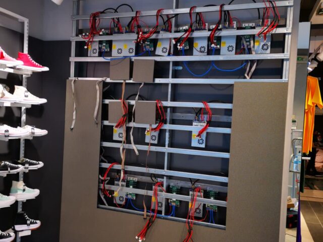 Zakcret Custom Screen without cabinets